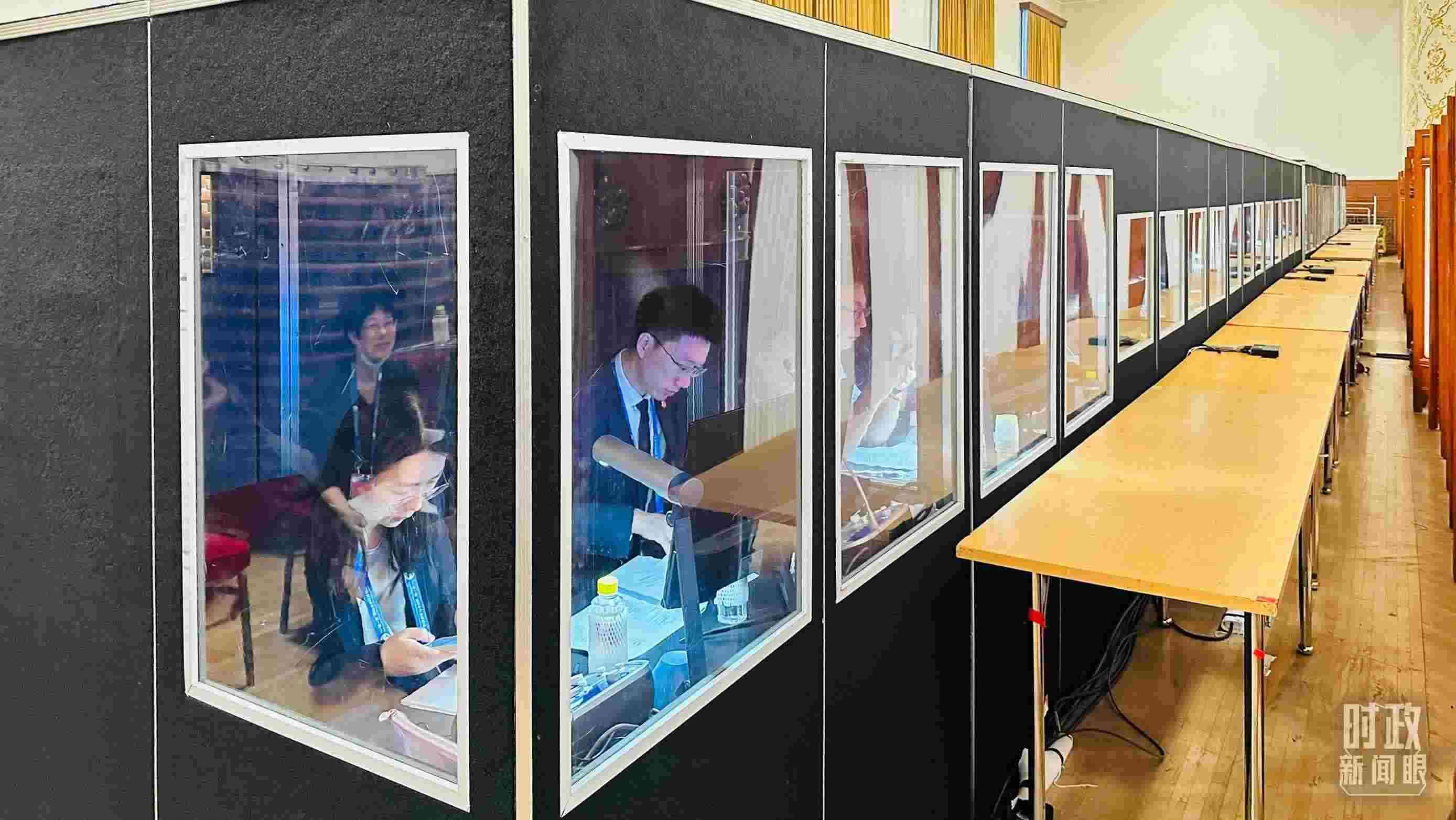 △開幕式現(xiàn)場的多語種同傳間。（總臺國廣記者時冉拍攝）