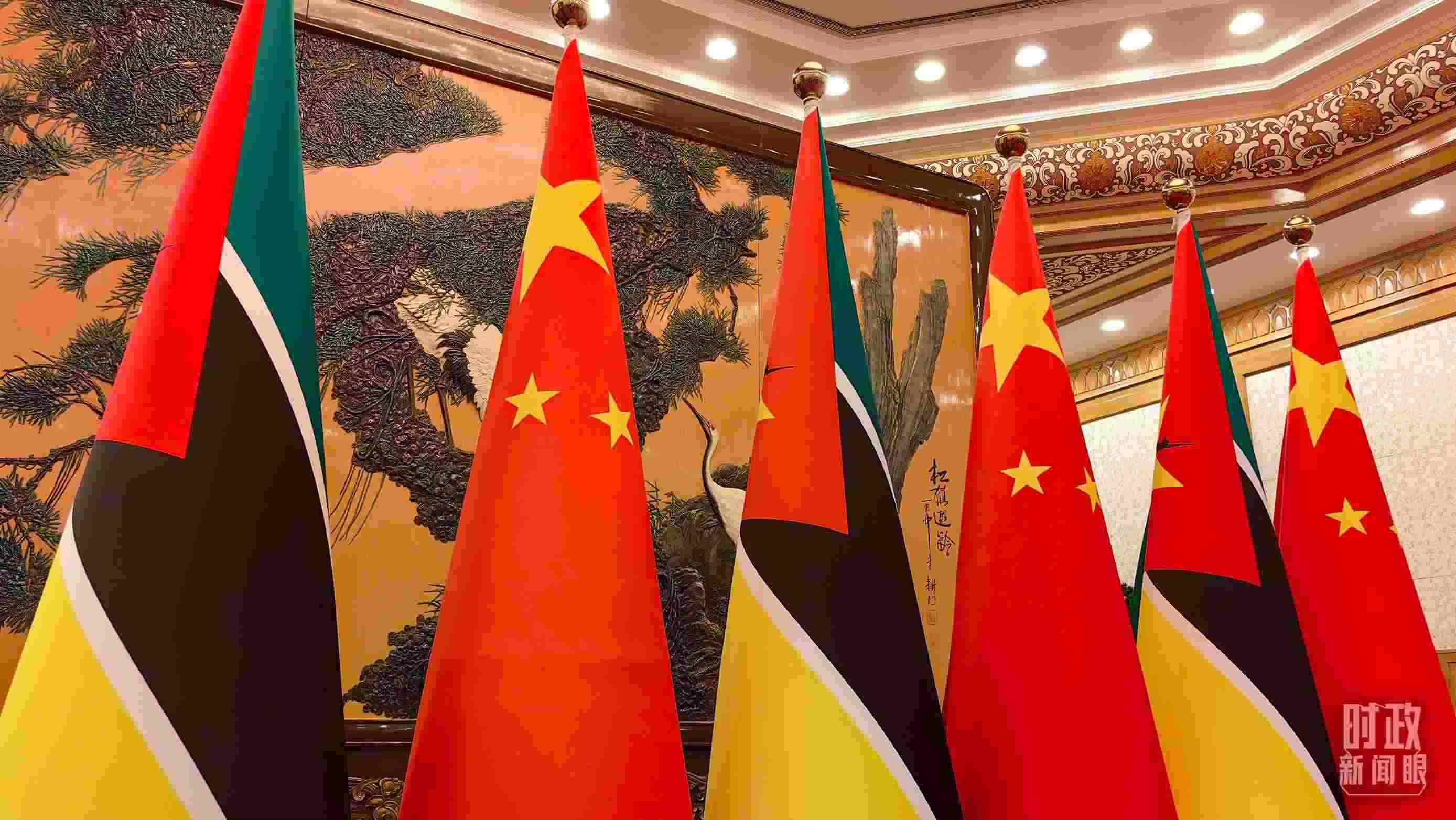 △會(huì)見現(xiàn)場(chǎng)，中國(guó)、莫桑比克兩國(guó)國(guó)旗。（總臺(tái)央廣記者潘毅拍攝）