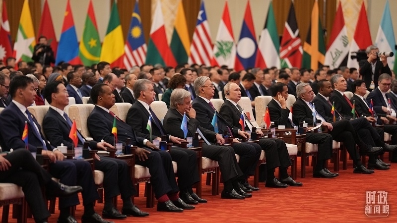 △18日上午，外方領(lǐng)導(dǎo)人在開幕式上聆聽習(xí)近平主席主旨演講。（總臺(tái)國(guó)廣記者李晉拍攝）