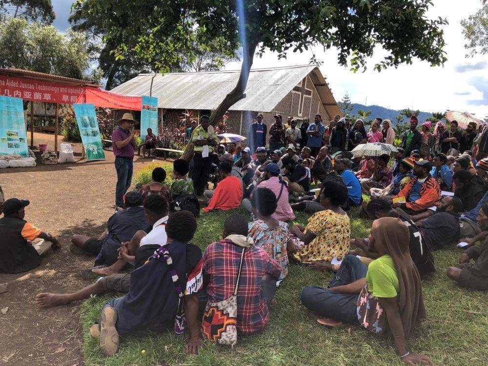 △2020年12月15日，中國(guó)專(zhuān)家在巴布亞新幾內(nèi)亞?wèn)|高地省中國(guó)援助巴新菌草和旱稻技術(shù)項(xiàng)目第9期培訓(xùn)班上授課。