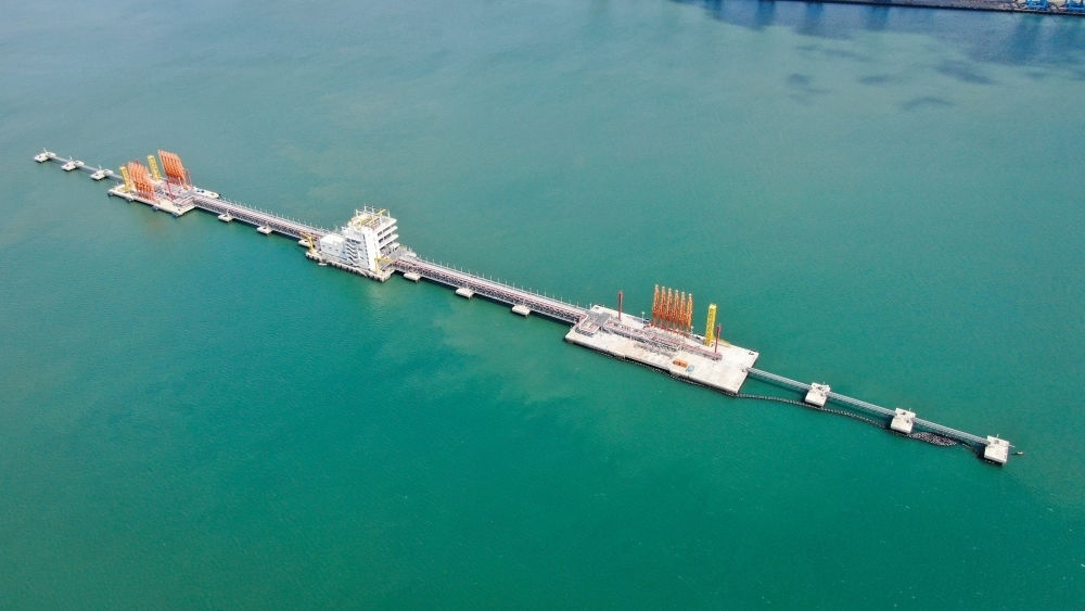 這是肯尼亞蒙巴薩油碼頭（2023年9月20日攝，無人機照片）。新華社發(fā)（中國交通建設股份有限公司肯尼亞蒙巴薩新建油碼頭項目部供圖）