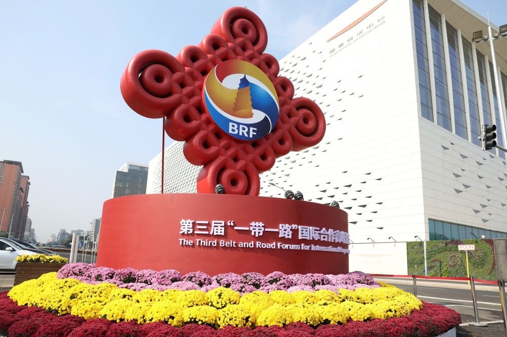 這是在北京國家會議中心附近拍攝的“一帶一路”國際合作高峰論壇景觀布置（2023年10月17日攝）。新華社記者 陳斌 攝