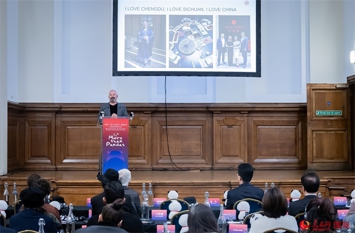 英國群英創(chuàng)意全球首席執(zhí)行官杰米·撒杰特在現(xiàn)場發(fā)言，分享如何進一步提升四川旅游的國際影響力、吸引更多的英國游客。人民網(wǎng) 郭錦標(biāo)攝