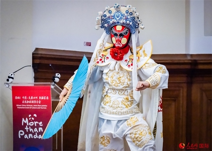 川劇絕活變臉表演。人民網(wǎng) 郭錦標(biāo)攝