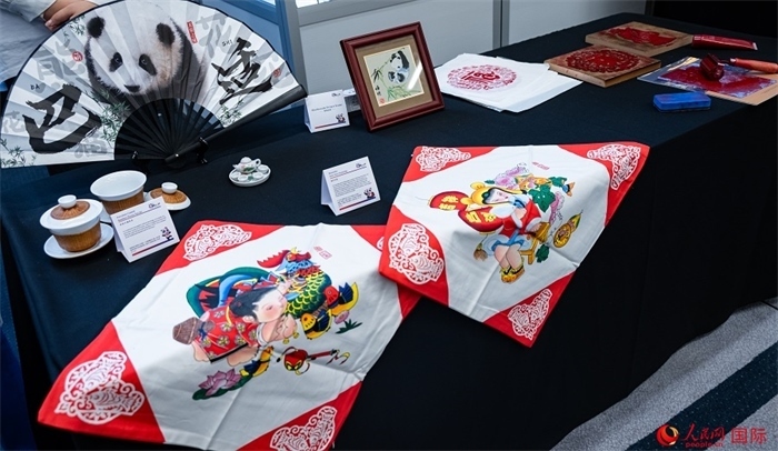 活動現(xiàn)場的現(xiàn)場文創(chuàng)展、互動體驗區(qū)、非遺區(qū)展示。人民網(wǎng) 郭錦標(biāo)攝