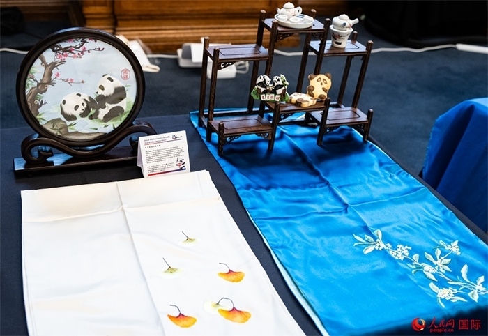 活動現(xiàn)場的現(xiàn)場文創(chuàng)展、互動體驗區(qū)、非遺區(qū)展示。人民網(wǎng) 郭錦標(biāo)攝