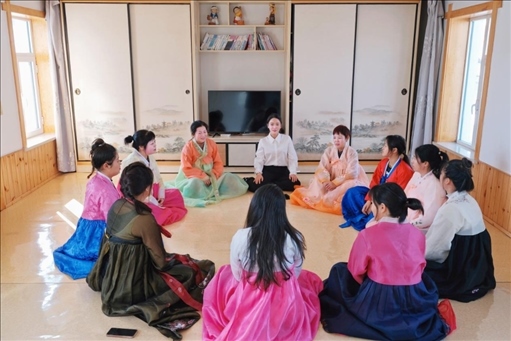 2023年6月，楊麗娜（后中）對擔(dān)任民宿管家的光東村村民們進(jìn)行標(biāo)準(zhǔn)化培訓(xùn)。（新華社記者金津秀攝）