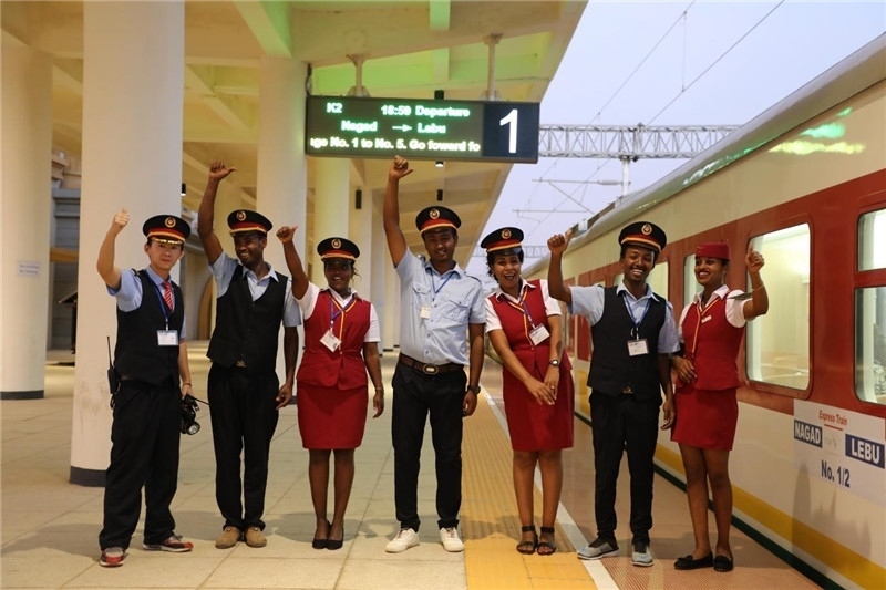 中埃員工組成的亞吉鐵路運營團隊。 中國土木工程集團有限公司供圖