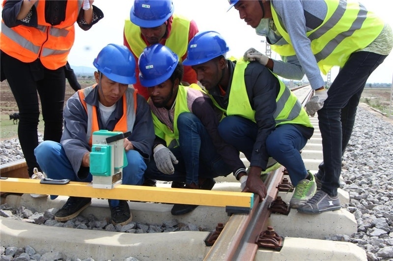 中方員工在鐵路現(xiàn)場培訓(xùn)埃方員工。 中國土木工程集團有限公司供圖