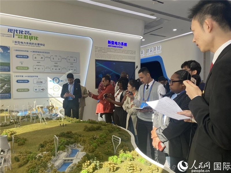 2023“一帶一路”媒體合作論壇聯(lián)合采訪團(tuán)參訪中國能建。人民網(wǎng)記者 于洋攝