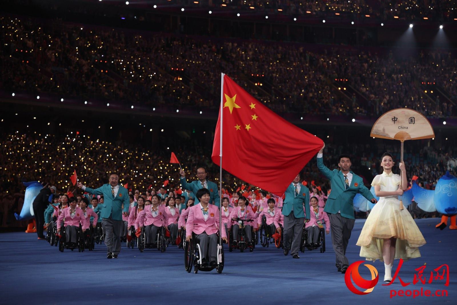 開(kāi)幕式上，中國(guó)體育代表團(tuán)入場(chǎng)。人民網(wǎng) 周靜圓攝
