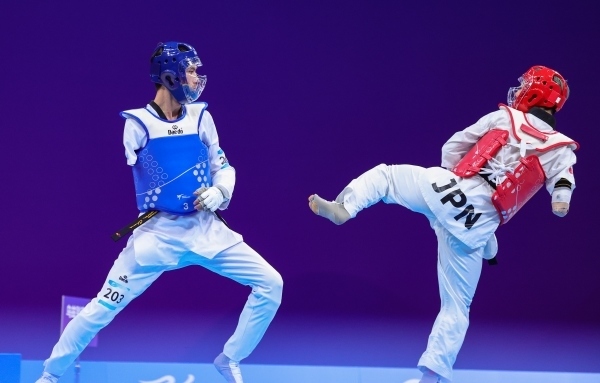 10月23日，杭州第4屆亞殘運會跆拳道男子K44級58公斤級銅牌賽舉行。圖為烏茲別克斯坦隊選手桑賈貝克·穆赫托羅夫(左)和日本隊選手阿渡健太在比賽中。圖片來源：杭州亞殘組委會