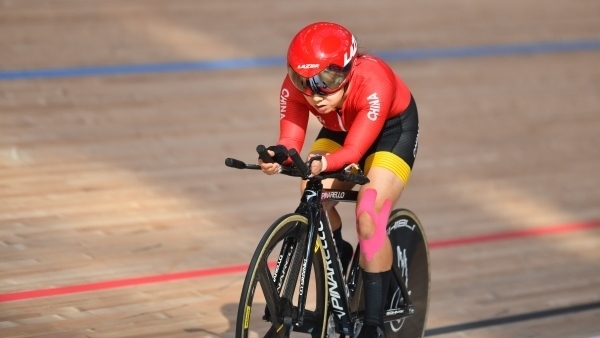 10月23日，杭州第4屆亞殘運會場地自行車女子個人C4-5級3000米追逐賽金牌賽舉行。圖為中國隊選手季子賢在比賽中。圖片來源：杭州亞殘組委會
