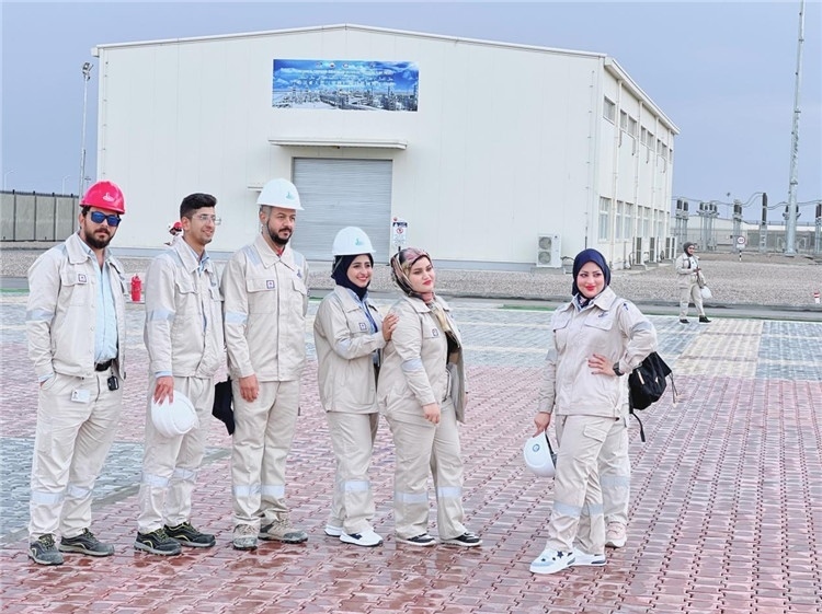 部分伊拉克員工合影。中國(guó)石油工程建設(shè)有限公司供圖