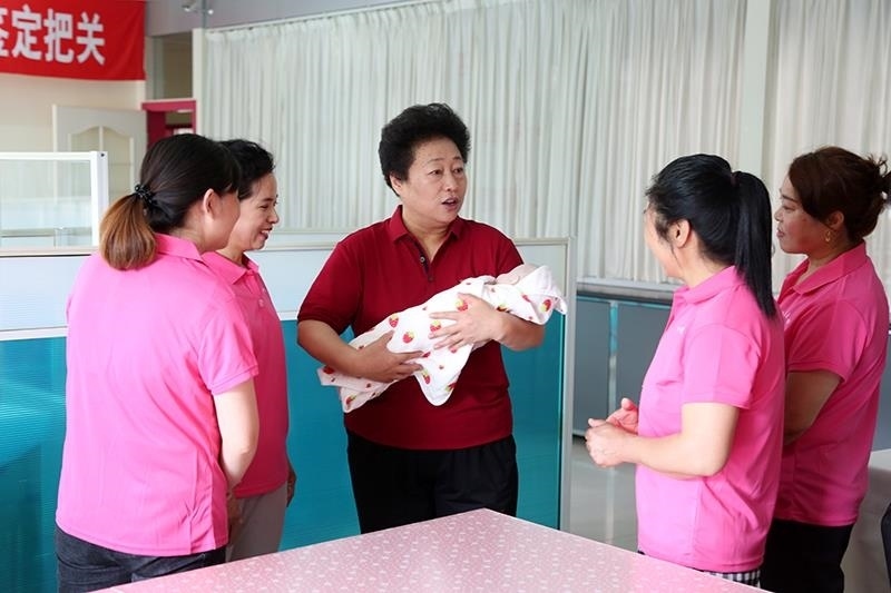 △2021年6月2日，卓長(zhǎng)立（中）指導(dǎo)正在接受培訓(xùn)的家政服務(wù)員。