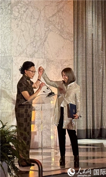 加州副州長康伊蓮為方李邦琴獲獎致辭。人民網(wǎng)記者 鄧圩攝