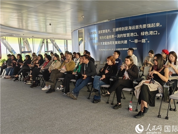 外媒記者探訪天津港北疆港區(qū)C段智能化集裝箱碼頭。人民網(wǎng)記者 符園園攝