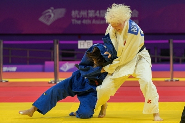 10月24日，杭州第4屆亞殘運(yùn)會柔道女子J2級57公斤級決賽舉行。圖為中國隊(duì)選手王嘉楠（右）和日本隊(duì)選手廣瀨順子在比賽中。圖片來源：杭州亞殘組委