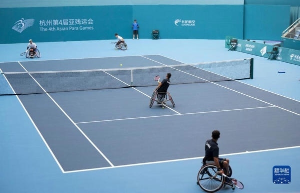 10月24日，在杭州第4屆亞殘運(yùn)會輪椅網(wǎng)球男子雙打1/4決賽中，中國組合董順江/紀(jì)珍旭以0比2不敵韓國組合任浩元/韓成奉，無緣半決賽。圖為董順江（右二）/紀(jì)珍旭（右一）在比賽中。新華社記者 才揚(yáng)攝