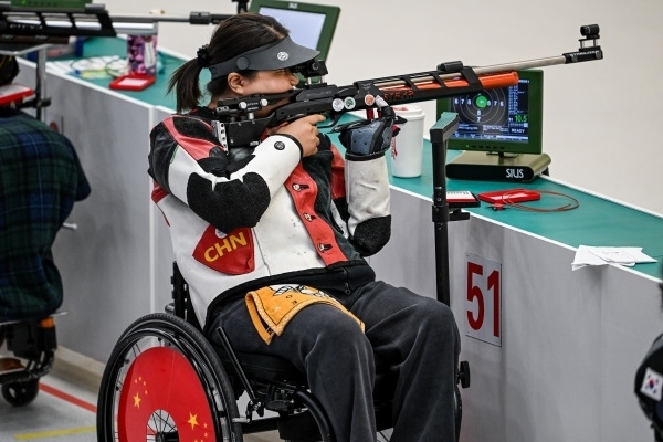 10月23日，杭州第4屆亞殘運(yùn)會射擊(R2)SH1級女子10米氣步槍立射資格賽舉行。圖為中國隊(duì)選手張翠平在比賽中。圖片來源：杭州亞殘組委
