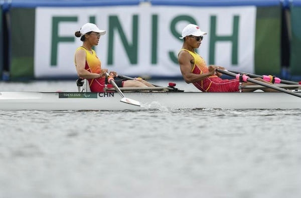 2021年8月29日，在東京殘奧會賽艇項(xiàng)目PR2級混合雙人雙槳決賽中，中國組合劉爽/蔣繼劍獲得銅牌。圖為劉爽（左）/蔣繼劍在比賽中。新華社記者 胡虎虎攝（資料圖）