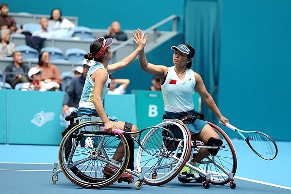 10月25日，杭州亞殘運(yùn)會(huì)輪椅網(wǎng)球女雙決賽，中國(guó)組合朱珍珍(右)/郭珞瑤慶祝得分。人民網(wǎng)記者 胡雪蓉?cái)z
