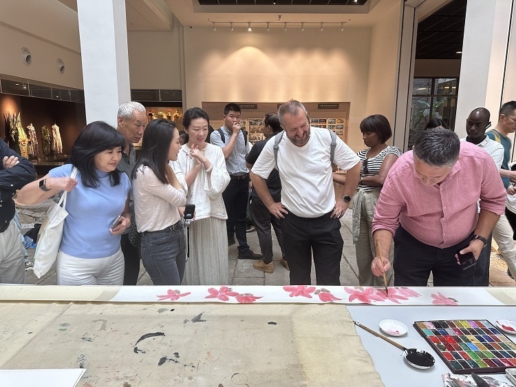 首屆國(guó)際傳播“絲路獎(jiǎng)”獲獎(jiǎng)代表等在廣州市荔灣區(qū)永慶坊參加文化交流活動(dòng)。楊爍壁、王燕攝影報(bào)道