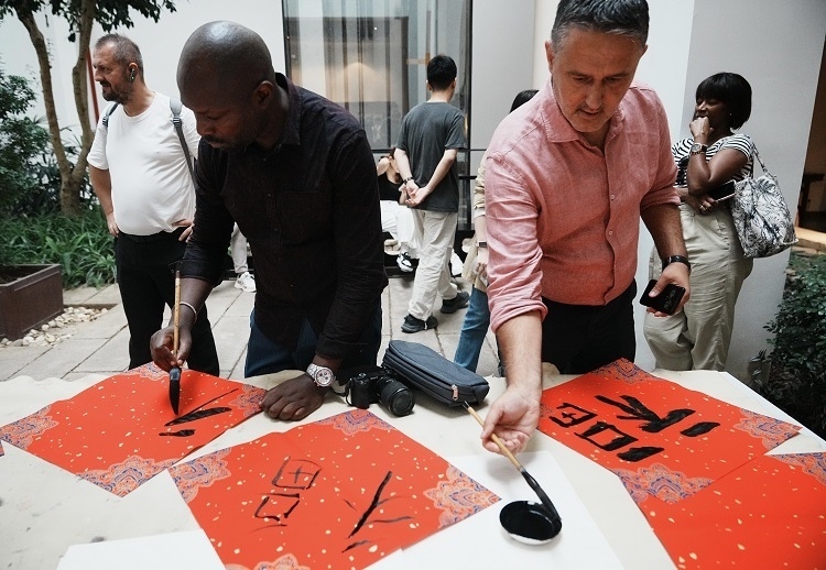 首屆國(guó)際傳播“絲路獎(jiǎng)”獲獎(jiǎng)代表等在廣州市荔灣區(qū)永慶坊參加文化交流活動(dòng)。楊爍壁、王燕攝影報(bào)道