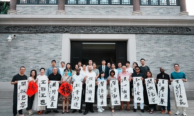 首屆國(guó)際傳播“絲路獎(jiǎng)”獲獎(jiǎng)代表等在廣州市荔灣區(qū)永慶坊參加文化交流活動(dòng)。楊爍壁、王燕攝影報(bào)道