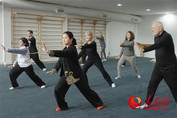 阿根廷武術俱樂部協(xié)會副會長陳敏正在教學。人民網(wǎng)記者 張若涵攝