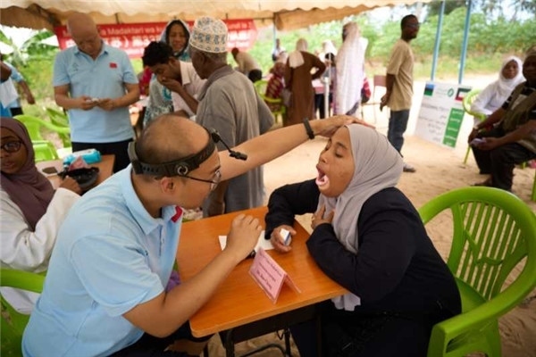 醫(yī)療隊為當(dāng)?shù)鼗颊吡x診。中國援桑醫(yī)療隊供圖