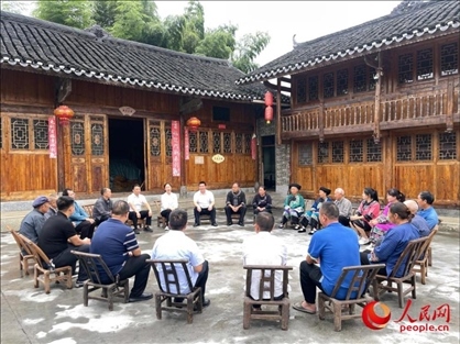 花垣縣石欄鎮(zhèn)朋巖村的院壩會。人民網(wǎng) 周靜圓攝