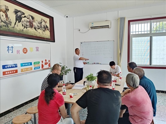 泉塘村17組議事會正在討論土地整理事項(xiàng)。湖南省司法廳供圖