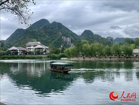秋日的邊城鎮(zhèn)，青山滴翠、碧水含情。人民網(wǎng) 周靜圓攝