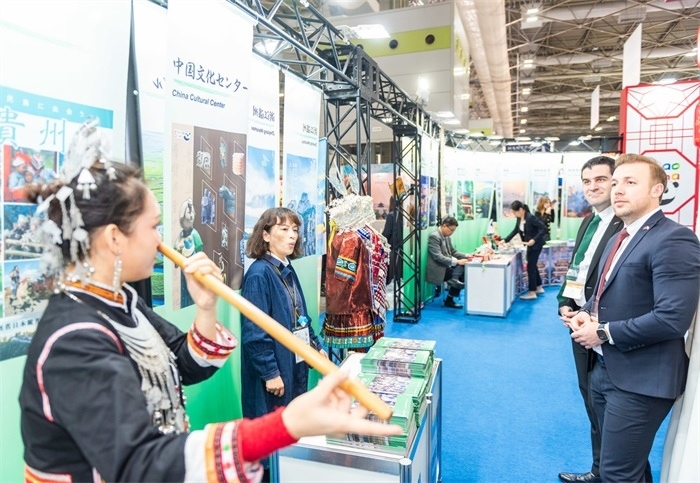 日本國際旅游博覽會中國展館的黎族非遺項目“鼻簫”表演。圖片由中國駐東京旅游辦事處提供