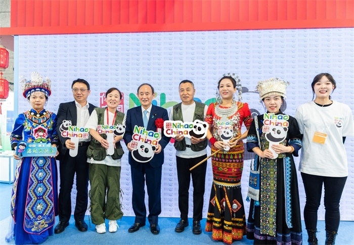 日本前首相菅義偉在中國展館參觀。圖片由中國駐東京旅游辦事處提供