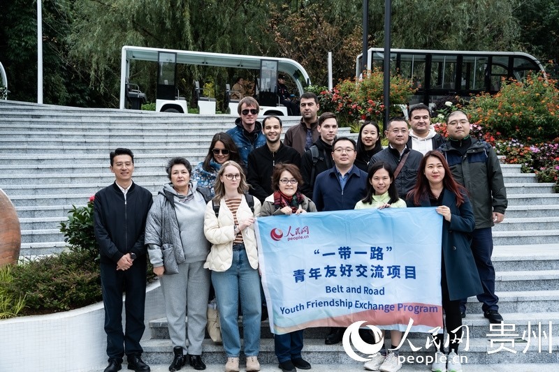 合影留念。人民網(wǎng) 陽茜攝