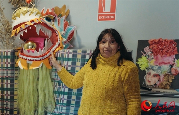 “熊貓閱覽室”一角。盧漢·梅洛為記者展示大使館贈(zèng)送的龍頭。人民網(wǎng)記者 張若涵攝