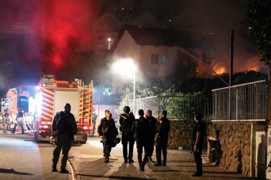  10月29日，在以色列北部城市謝莫納，以軍士兵和急救人員在一處被火箭彈擊中的現場執(zhí)勤。新華社發(fā)（阿亞爾·馬爾戈林攝/基尼圖片社）