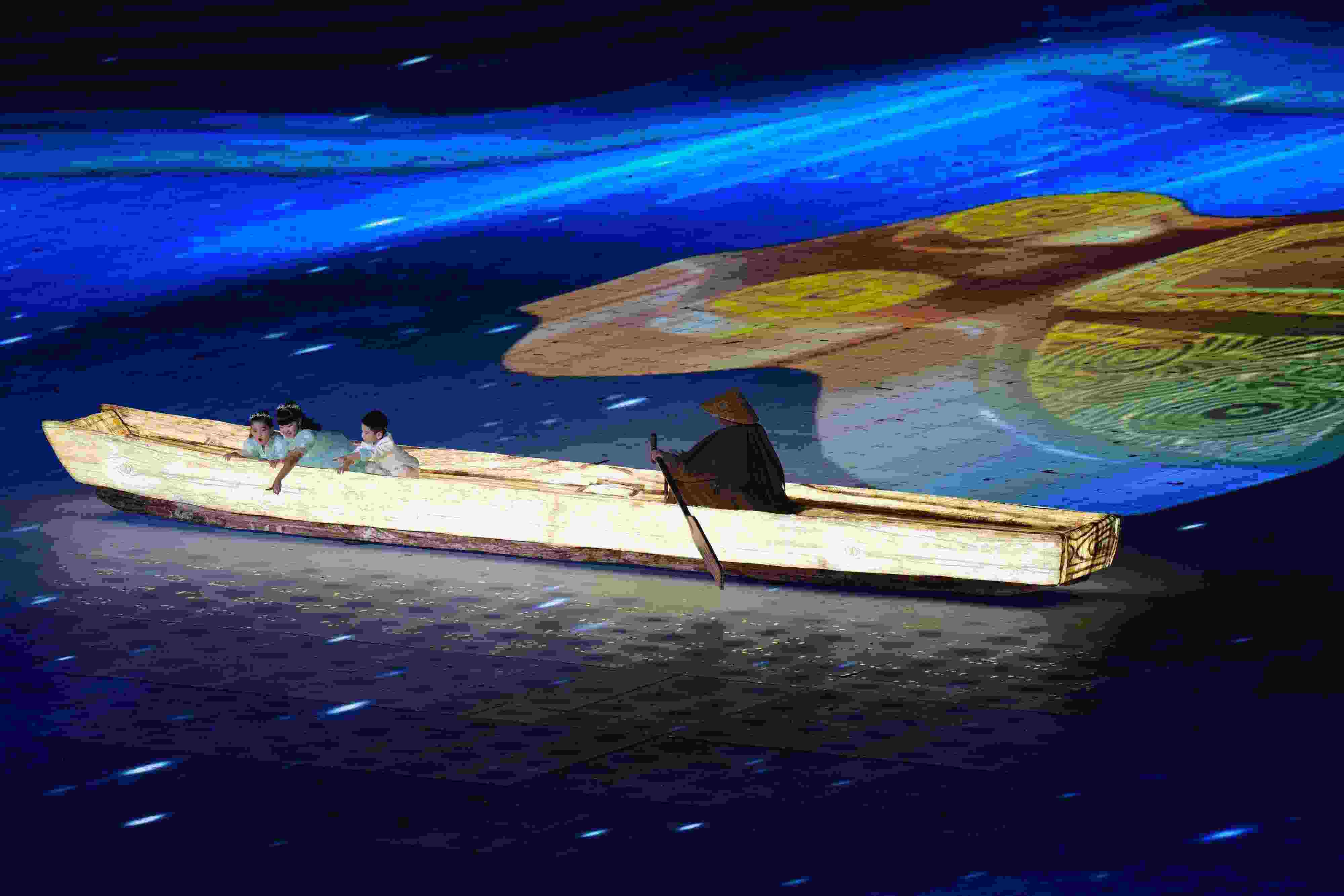 △2023年10月28日，杭州亞殘運(yùn)會(huì)閉幕式上的“中華第一舟”。