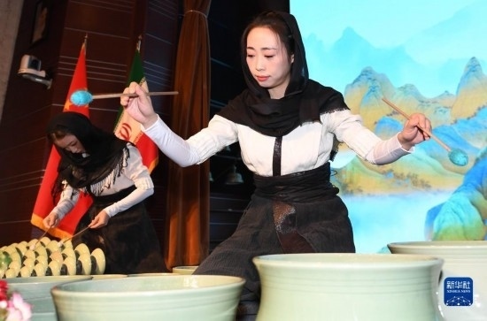 10月30日，演員在伊朗德黑蘭伊朗國家藝術科學院舉行的“青風海上來”浙江青瓷巡禮開幕式暨“萬象中國·天下寧波”寧波文旅推介會開幕式上表演。新華社記者 沙達提 攝