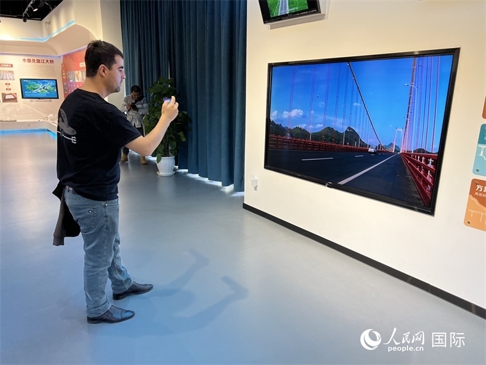 歐亞國(guó)家記者在橋梁博物館參觀。（人民網(wǎng) 花放攝）