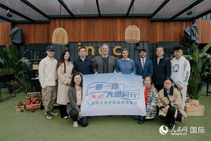 在烏拉圭第118屆普拉多牧農(nóng)業(yè)國際博覽會上，烏拉圭國家肉類協(xié)會主席與人民網(wǎng)記者合影。人民網(wǎng)記者 張若涵攝