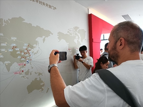 來自波黑的法魯克·博里奇用手機(jī)記錄廣州港可以通達(dá)到的世界城市與地區(qū)。石青川 攝