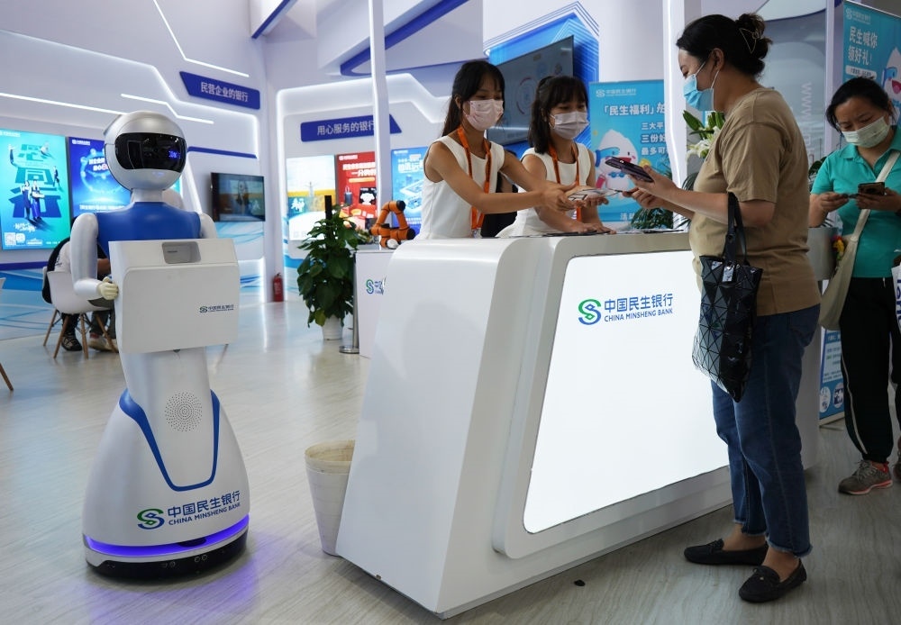 2022年9月4日，在服貿(mào)會首鋼園區(qū)金融服務(wù)專題展上，參觀者在中國民生銀行展臺咨詢金融業(yè)務(wù)。新華社記者 金皓原 攝