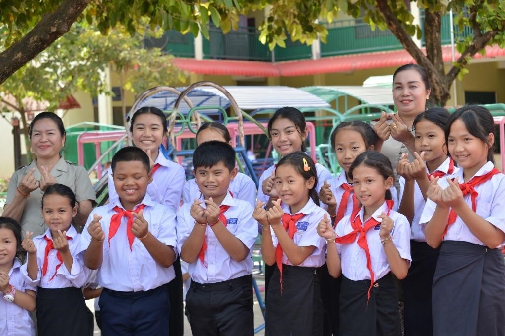 在采訪中，中老友好農(nóng)冰村小學(xué)師生為老中友誼“比心”。