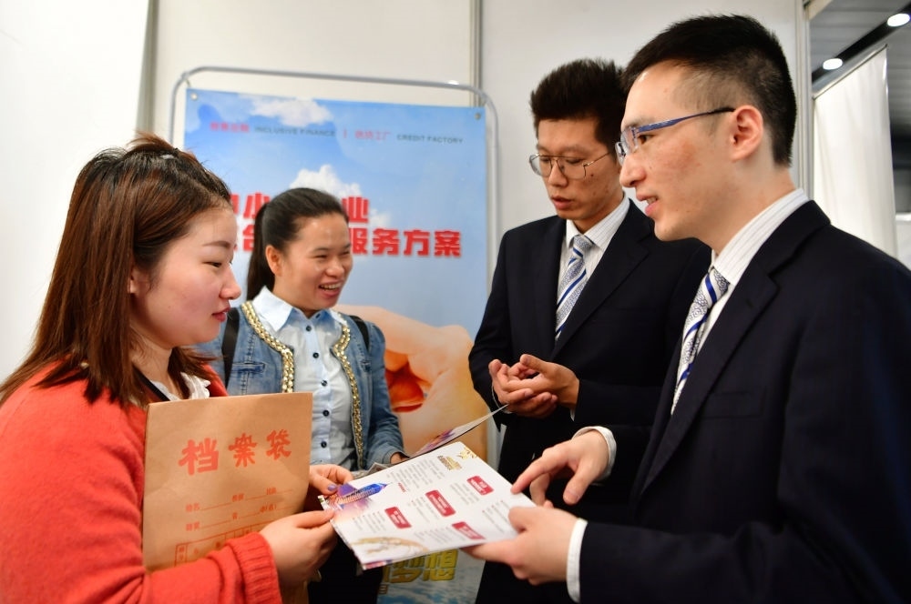 2019年5月9日，兩名鞋業(yè)公司的工作人員（左一和左二）向銀行工作人員咨詢中小微企業(yè)金融服務(wù)方案細(xì)則。當(dāng)日，福建自貿(mào)區(qū)福州片區(qū)稅企銀三方對接會在馬尾基金小鎮(zhèn)舉辦，來自傳統(tǒng)制造業(yè)、物聯(lián)網(wǎng)和電子商務(wù)等行業(yè)的企業(yè)代表參加對接會。新華社記者 魏培全 攝