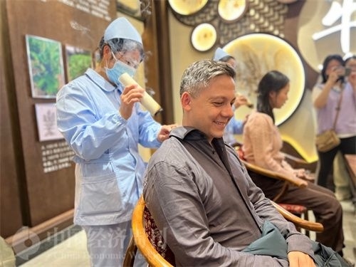  （外媒記者體驗(yàn)艾灸。中國(guó)經(jīng)濟(jì)周刊記者 郭志強(qiáng) 攝）