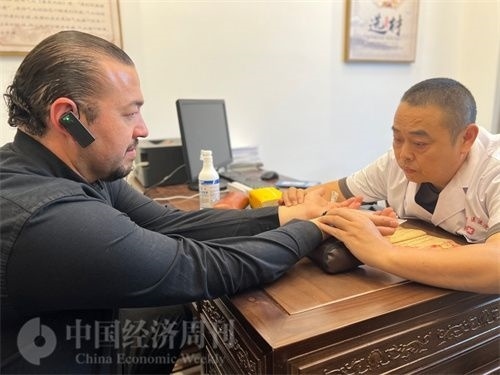  （外媒記者走進(jìn)中醫(yī)堂，問(wèn)診中醫(yī)名師。中國(guó)經(jīng)濟(jì)周刊記者 郭志強(qiáng)攝）