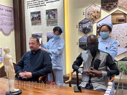  （外媒記者爭(zhēng)先恐后體驗(yàn)艾灸，直呼神奇。中國(guó)經(jīng)濟(jì)周刊記者 郭志強(qiáng) 攝）